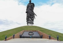 Президент Казахстана посетил Ржевский мемориал Советскому солдату