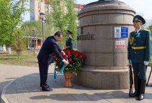 Алихан Смаилов возложил цветы к памятнику Маншук Маметовой в Астане