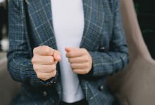 Трансгендер избил женщину в Алматы