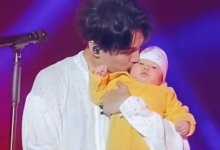 Димашу передали младенца на его концерте (ВИДЕО)