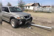 Сбитая опора освещения упала на пешехода в Актюбинской области