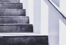 Бьющую током лестницу засняли жители Темиртау