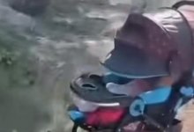 Брошенного грудничка в коляске нашли в поле под Алматы (ВИДЕО)