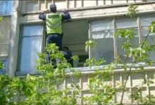 Спасение трехлетнего ребенка от падения с высоты в Костанае попало на видео