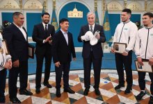 Боксерские перчатки с автографами подарили Токаеву (ВИДЕО)