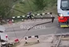 Спасенного от наезда поезда мужчину оштрафуют в Алматинской области (ВИДЕО)