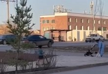 Колесо авто вылетело и сбило девушку на остановке в Астане (ВИДЕО)