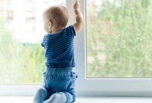 Сразу двое детей выпали из окон за сутки в Карагандинской области