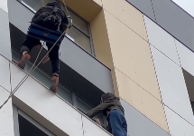 Мойщик окон спас от суицида девушку в Астане (ВИДЕО)