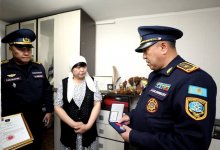 Матери погибшего в Алматы пожарного вручили орден