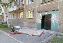 Уснувший за рулем водитель снес козырек подъезда в Усть-Каменогорске