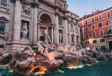 Экоактивисты окрасили в черный цвет воду еще одного фонтана в Риме (ВИДЕО)