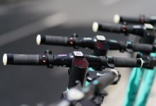 Двое человек на самокате угодили под автобус в Уральске