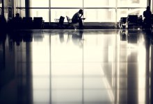 Женщина напала на сотрудницу авиакомпании из-за переноса рейса в Шымкенте