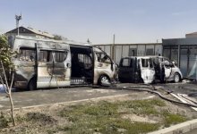 Два автомобиля сгорели возле поликлиники в Атырау