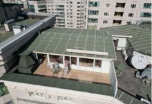 Алматинец построил на крыше многоэтажки маленький дом