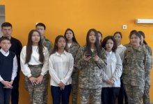 Занятия не вела, но зарплату получала: на директора пожаловались столичные школьники