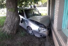 Въехали в дом и световую опору: ДТП с участием трех машин произошло в Уральске