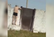 Мужчина расхаживал в нижнем белье по стадиону в Павлодарской области