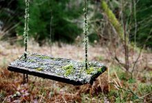 Исправные качели на сломанные заменил подрядчик в одном из дворов Темиртау