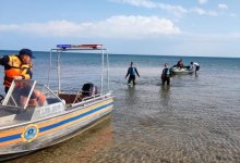 Пять человек застряли посреди Капшагайского водохранилища