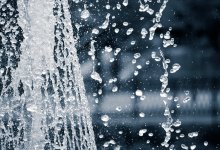 Дети все чаще травмируются о покрытие пешеходного фонтана в Рудном