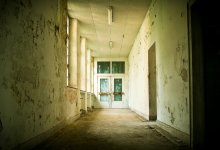 "Боимся за детей": родители требуют ремонта аварийной школы в Туркестанской области