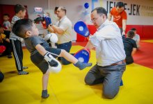 Детей с особыми потребностями поздравили аманатовцы в Астане