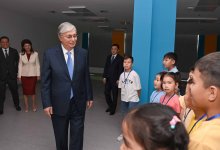 Токаев заглянул во двор, где ранее жила его семья в Алматы