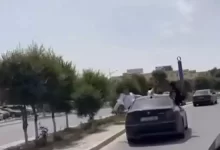 Выпускники разъезжали по городу, высунувшись из окон авто в Жанаозене