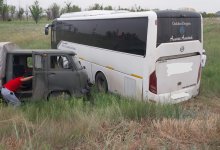 В больницу попал водитель УАЗ после столкновения с автобусом в Уральске