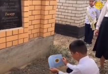 Школьник пришел к могиле отца с грамотой и растрогал Казнет