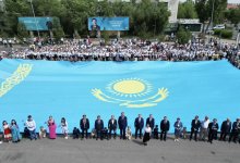 Флаг Казахстана невероятных размеров развернули в Конаеве