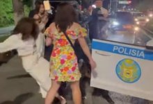 Толкнул и повалил на землю иностранку полицейский в Алматы (ВИДЕО)