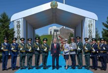 Офицерские звания лучшим выпускникам военных вузов вручил президент