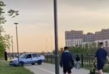 Проехался на авто по тротуару и чуть не снес столб мужчина в Астане (ВИДЕО)