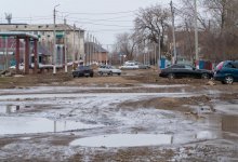 "Утопали в грязи 20 лет": одну из улиц Уральска отремонтировали аманатовцы