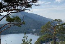 Женщина сорвалась с горы в Боровом