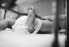 Выпавший из окна трехлетний малыш умер в Актау