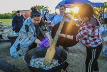 "Нас дважды эвакуировали": что говорят волонтеры и сельчане о ситуации в эвакопунктах Семея