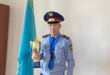 Полицейский с газетой разгрузил пробку на дороге в Уральске (ВИДЕО)