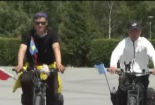 Два путешественника из Китая приехали на велосипедах в Астану