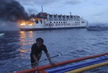 Пассажирский паром загорелся в море на Филиппинах