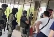 Вооруженный мужчина заперся с заложниками в филиале банка в Астане