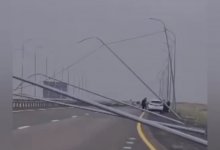 Опоры уличного освещения упали из-за ветра на трассе Астана – Павлодар