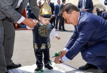 Алихан Смаилов провел обряд разрезания пут мальчику в Мангистау