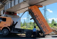 Не заметил: самосвал с поднятым кузовом врезался в мост в Усть-Каменогорске