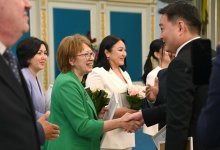 Президент вручил премии и гранты казахстанским работникам СМИ