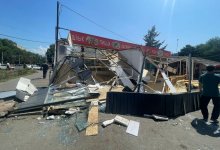 Летнее кафе с киосками сносят в Алматы по решению суда