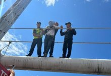 Спасатели сняли мужчину с моста в Семее